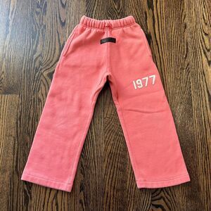 Essentials Kids Pink '1977' Relaxed Lounge Pants In Coral (4-5Y)